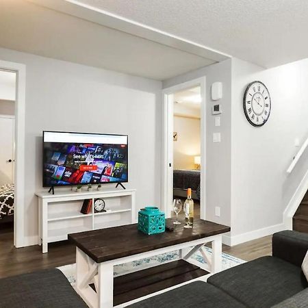 Modern Executive Suite I Complimentary Netflix & Parking! Едмонтон Екстер'єр фото