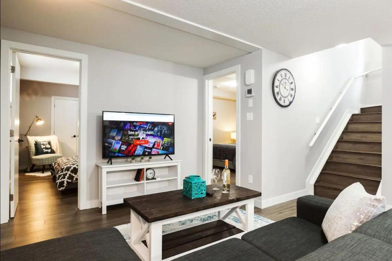 Modern Executive Suite I Complimentary Netflix & Parking! Едмонтон Екстер'єр фото