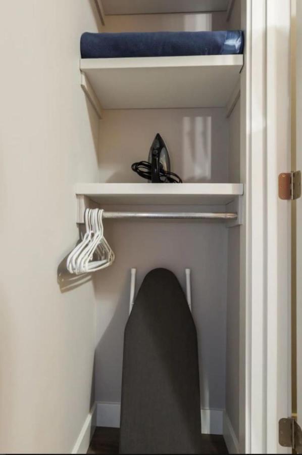 Modern Executive Suite I Complimentary Netflix & Parking! Едмонтон Екстер'єр фото