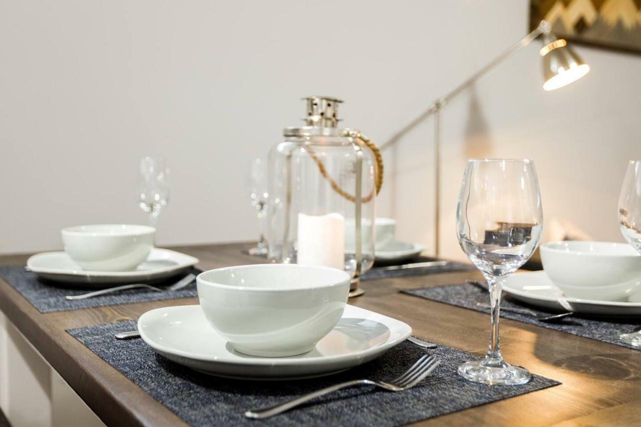 Modern Executive Suite I Complimentary Netflix & Parking! Едмонтон Екстер'єр фото
