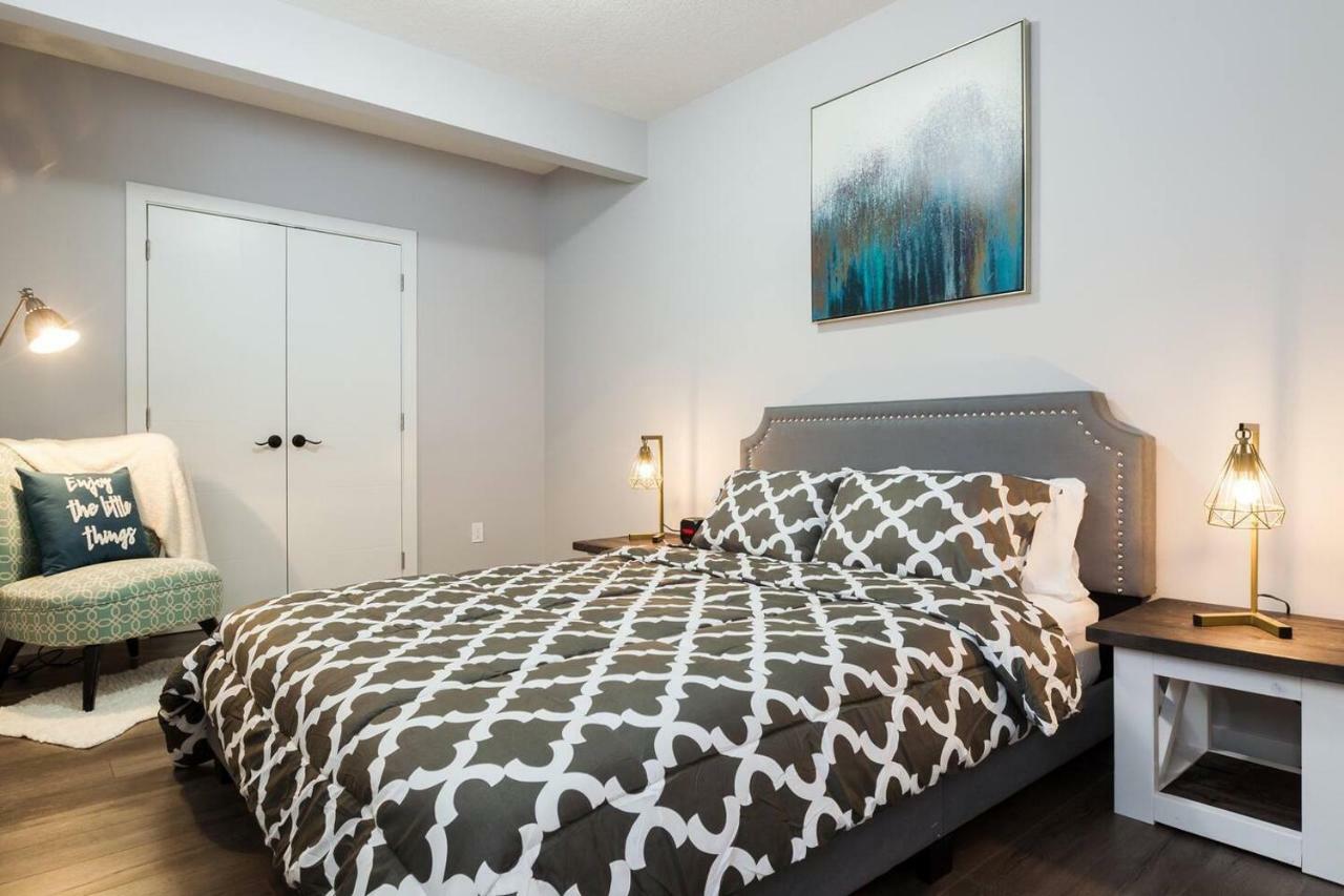 Modern Executive Suite I Complimentary Netflix & Parking! Едмонтон Екстер'єр фото