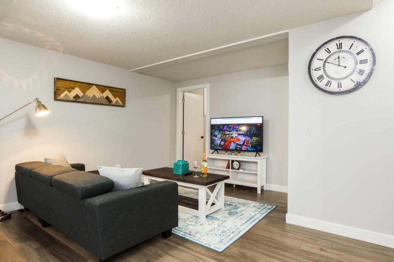Modern Executive Suite I Complimentary Netflix & Parking! Едмонтон Екстер'єр фото