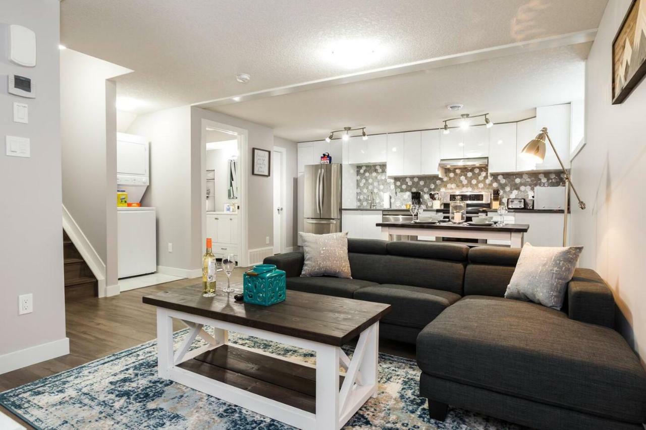Modern Executive Suite I Complimentary Netflix & Parking! Едмонтон Екстер'єр фото