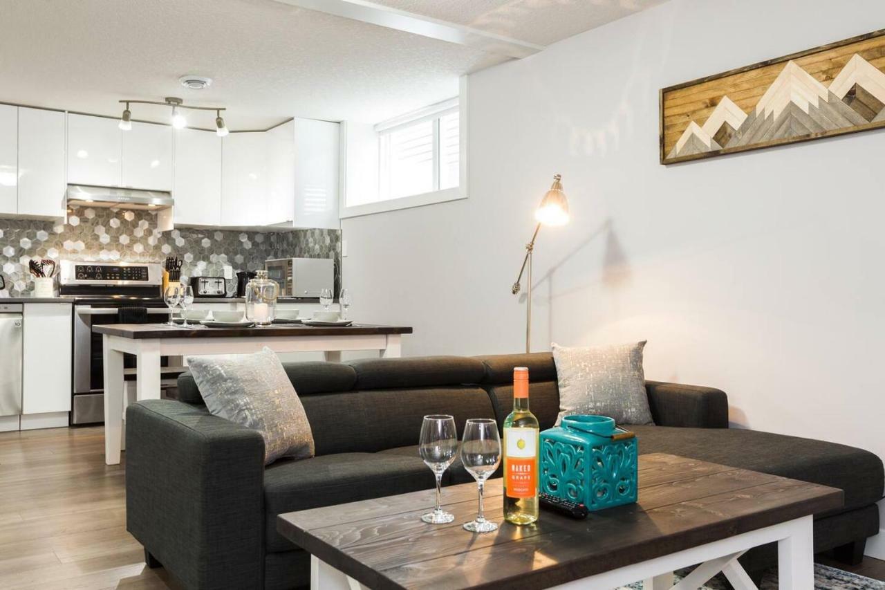 Modern Executive Suite I Complimentary Netflix & Parking! Едмонтон Екстер'єр фото