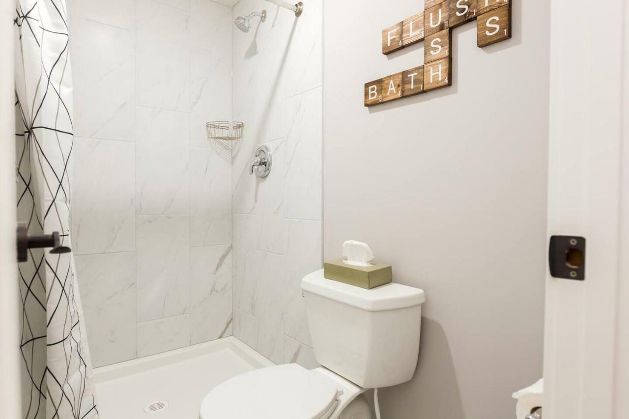 Modern Executive Suite I Complimentary Netflix & Parking! Едмонтон Екстер'єр фото