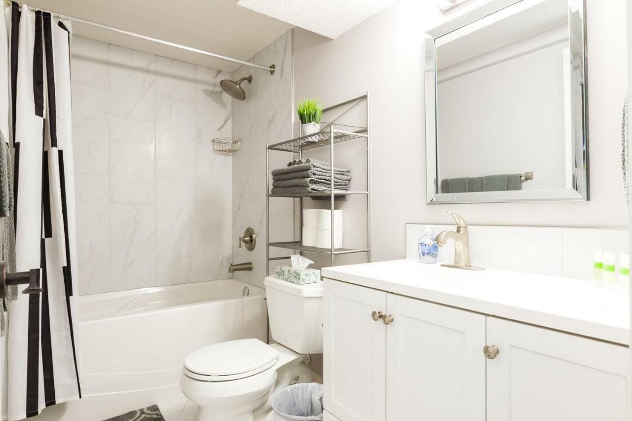 Modern Executive Suite I Complimentary Netflix & Parking! Едмонтон Екстер'єр фото