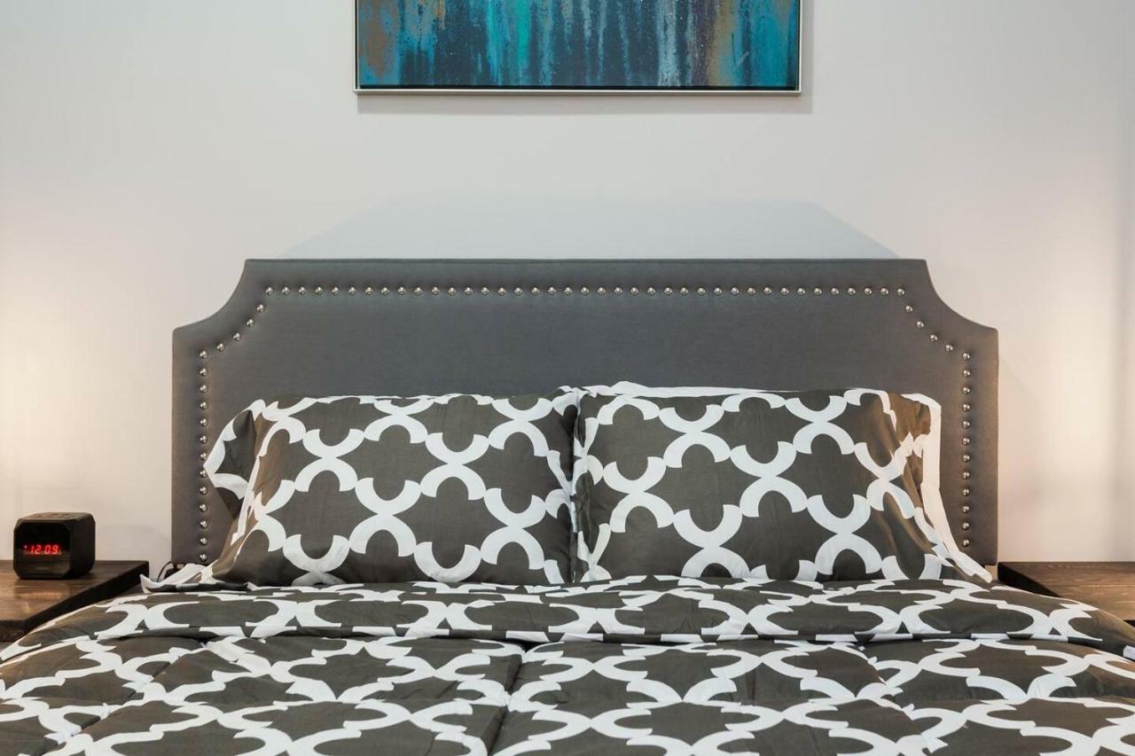 Modern Executive Suite I Complimentary Netflix & Parking! Едмонтон Екстер'єр фото