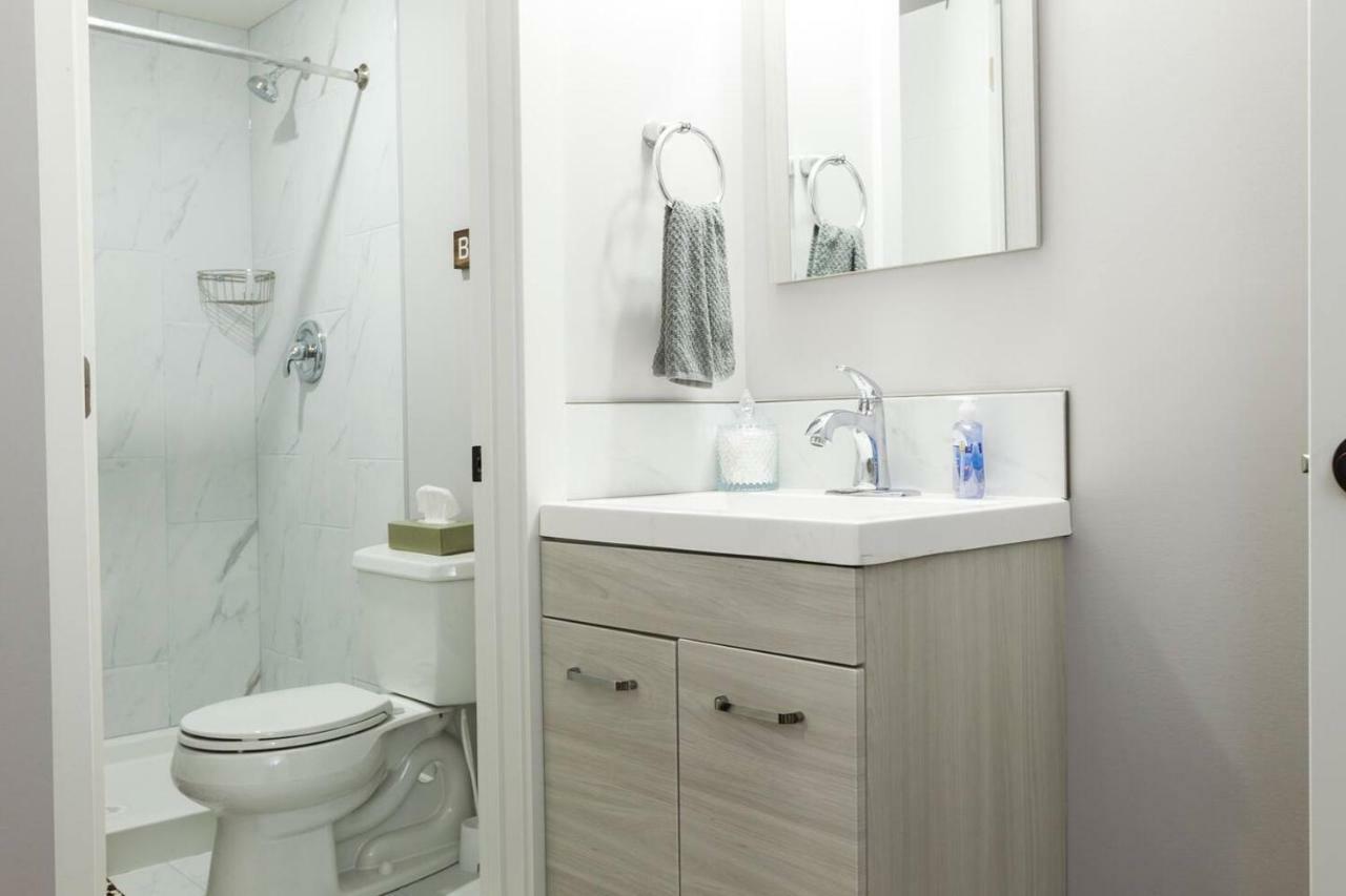 Modern Executive Suite I Complimentary Netflix & Parking! Едмонтон Екстер'єр фото
