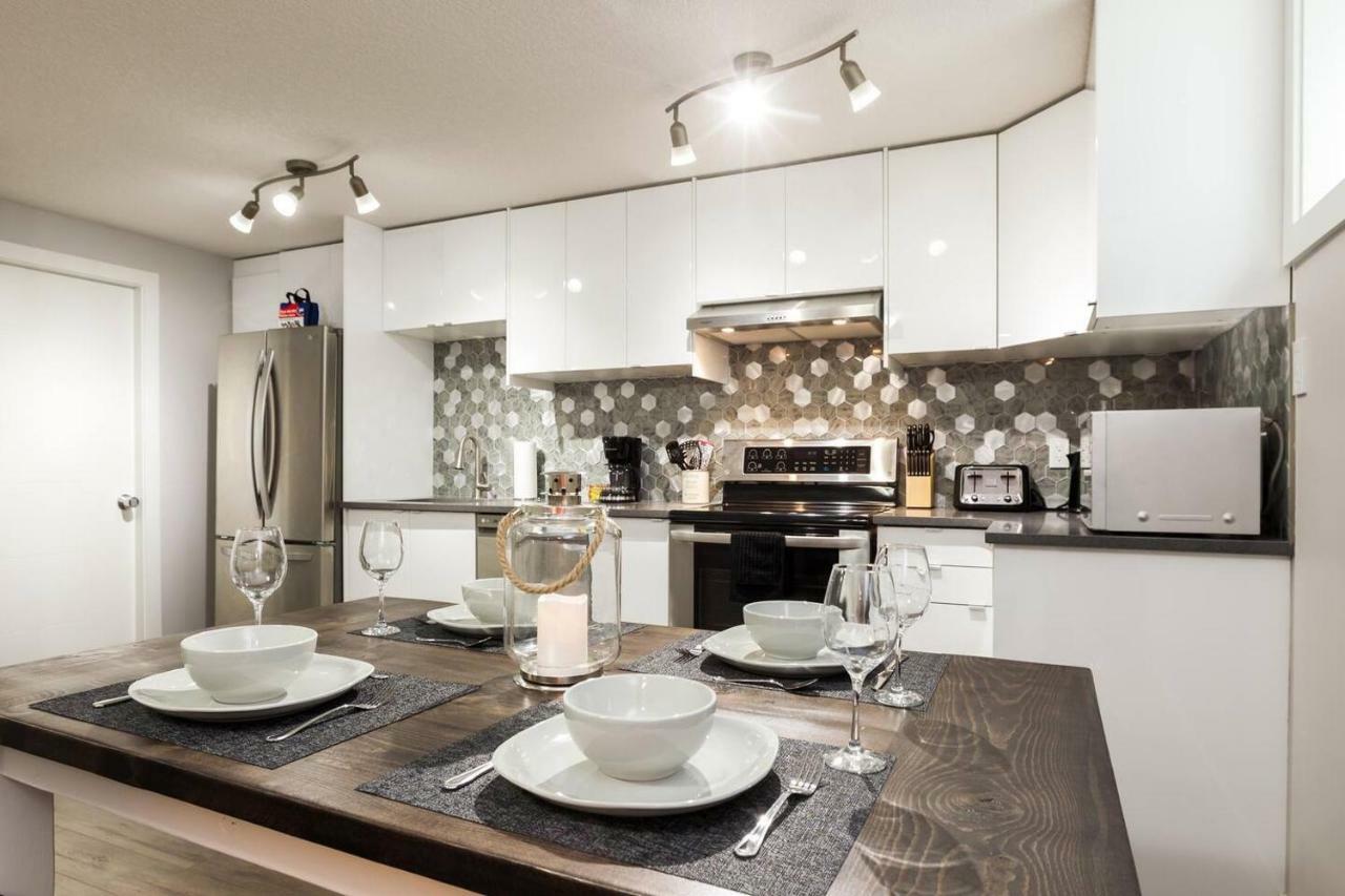 Modern Executive Suite I Complimentary Netflix & Parking! Едмонтон Екстер'єр фото