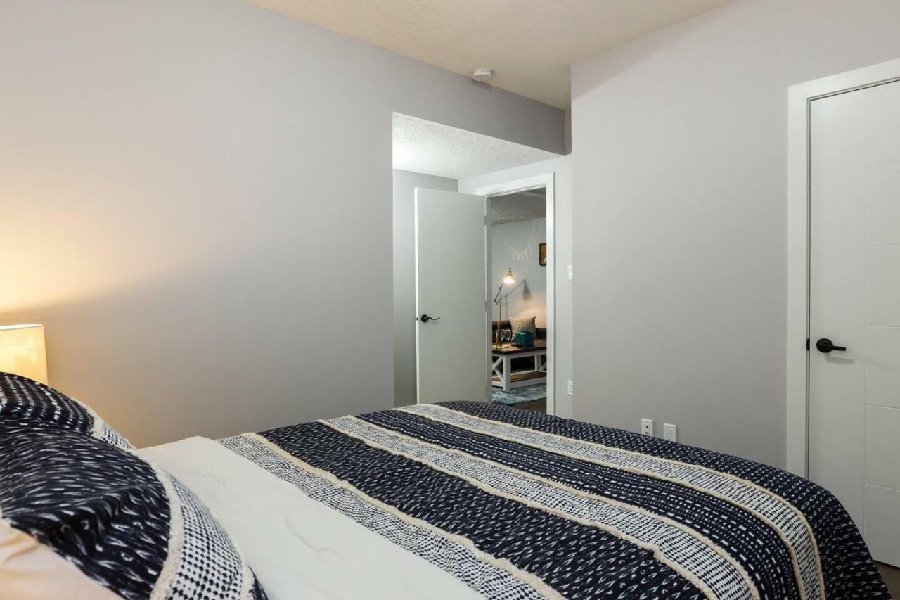 Modern Executive Suite I Complimentary Netflix & Parking! Едмонтон Екстер'єр фото