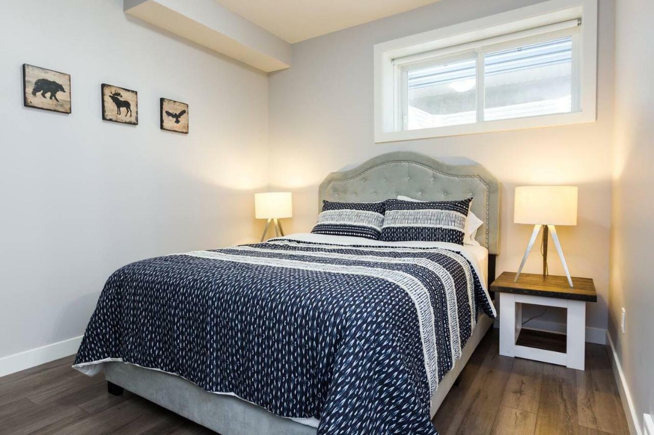 Modern Executive Suite I Complimentary Netflix & Parking! Едмонтон Екстер'єр фото