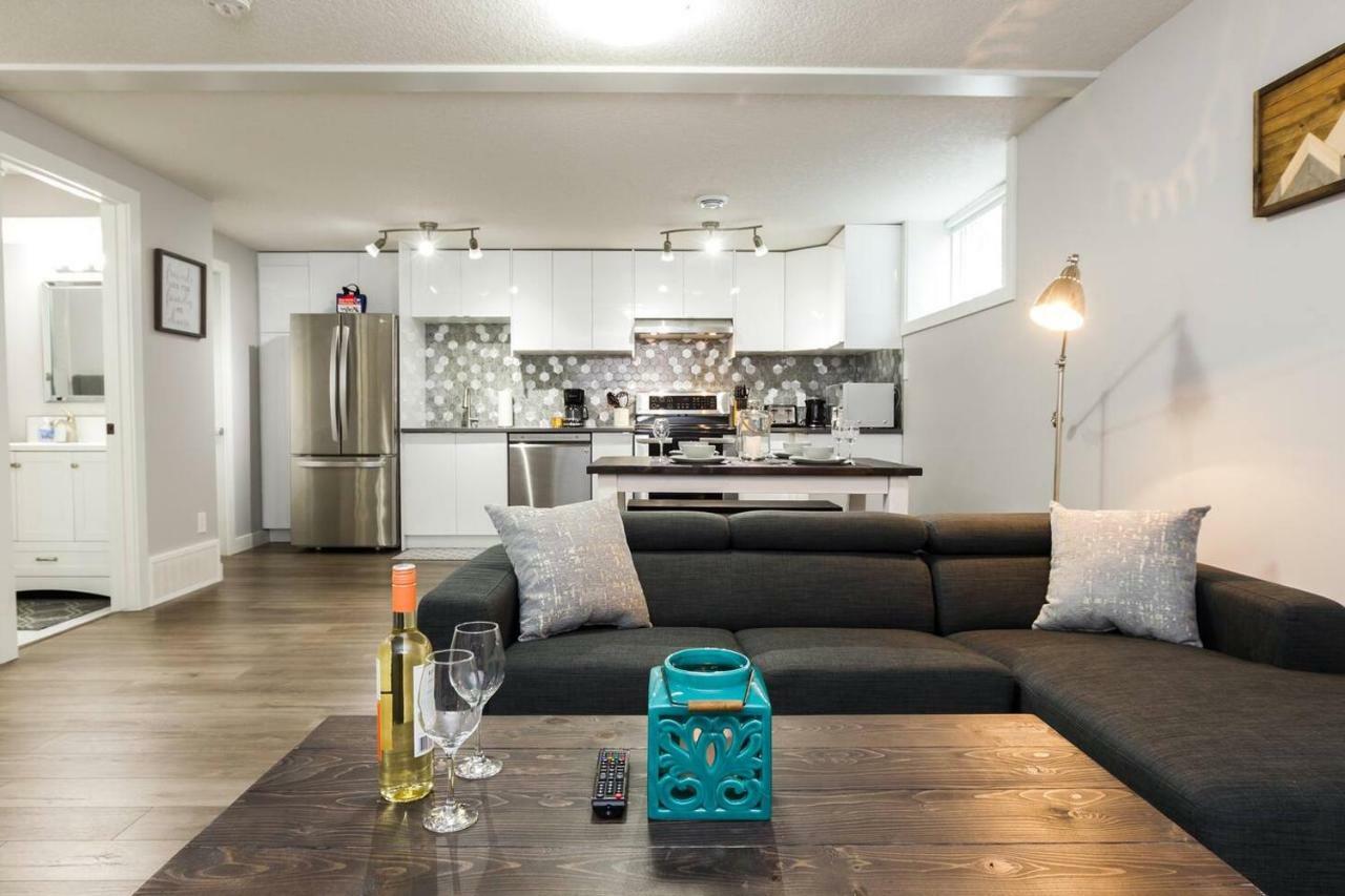 Modern Executive Suite I Complimentary Netflix & Parking! Едмонтон Екстер'єр фото