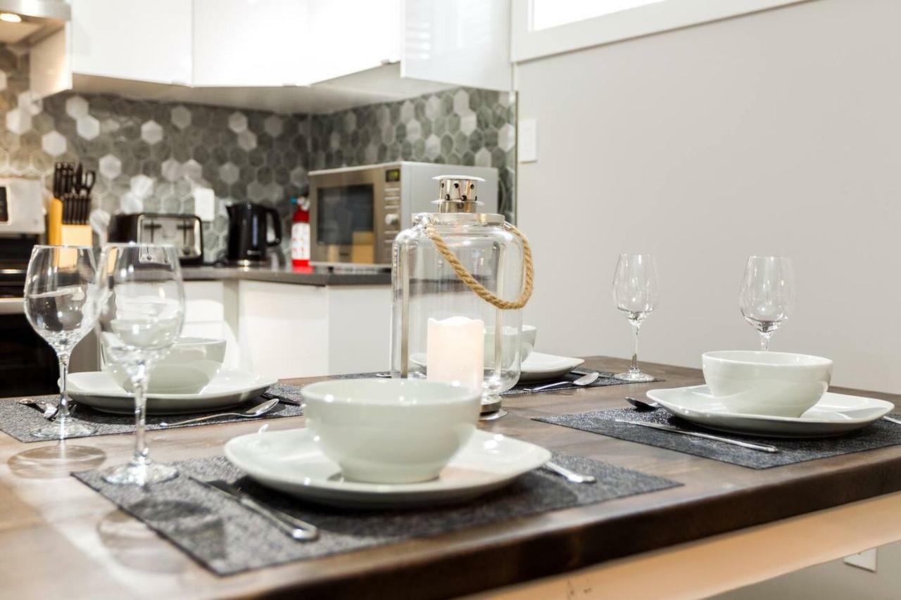 Modern Executive Suite I Complimentary Netflix & Parking! Едмонтон Екстер'єр фото