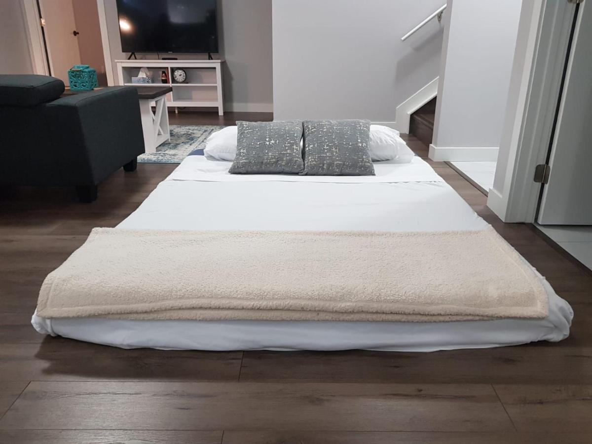 Modern Executive Suite I Complimentary Netflix & Parking! Едмонтон Екстер'єр фото